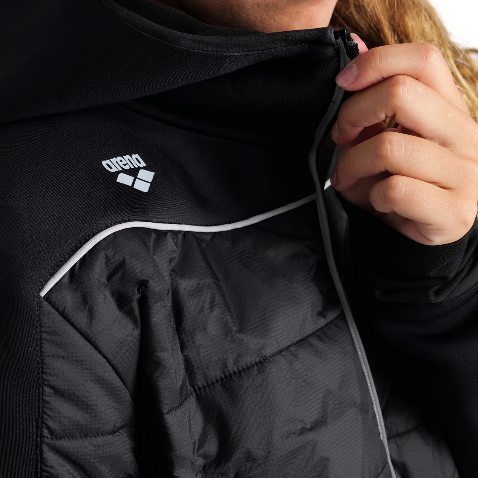 Arena Team Hooded F/Z Half-Quilted Jacket in SCHWARZ