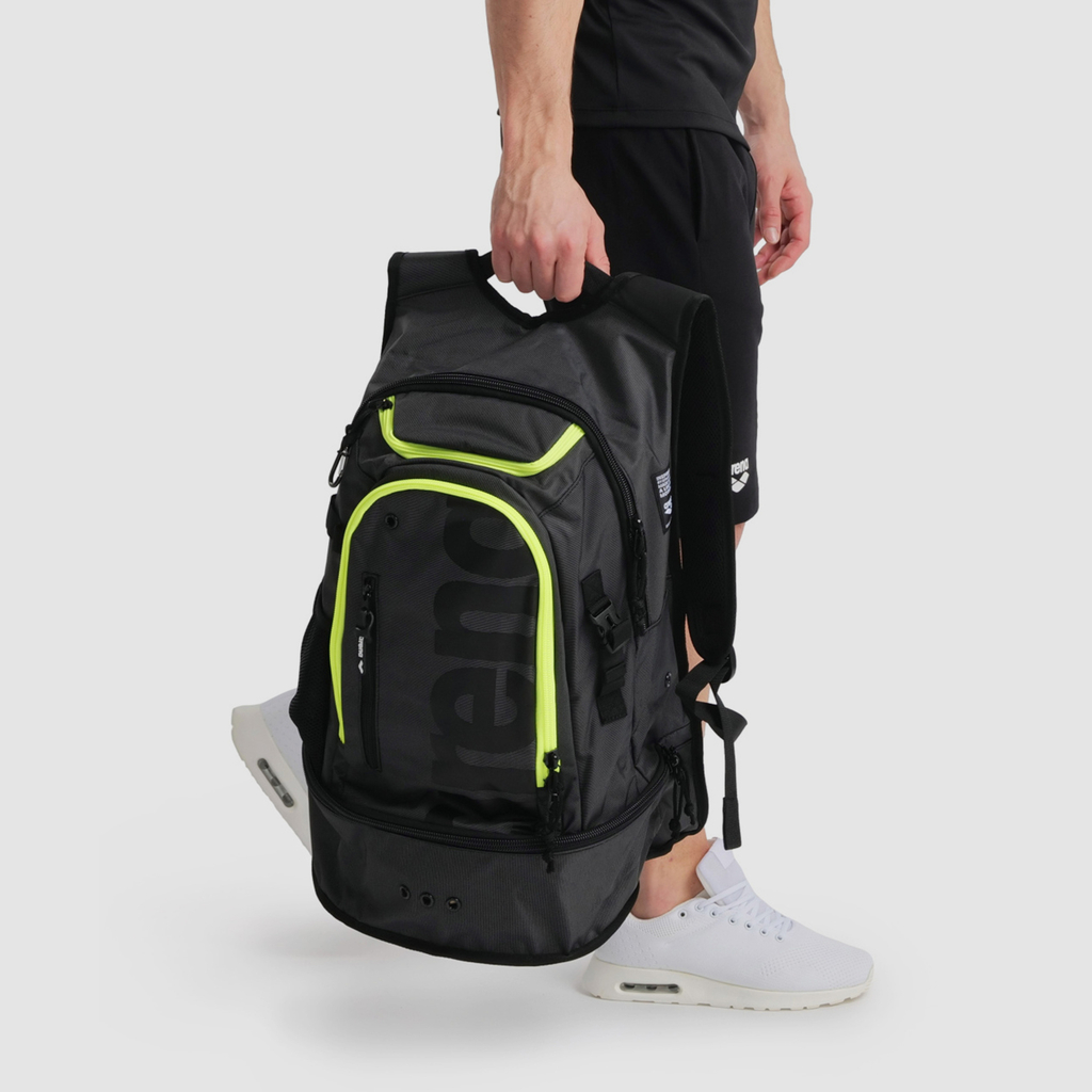 Fastpack 3.0 Rucksack dark smoke/neon yellow model_bild_brandshop